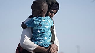 سيدة سودانية برفقة ابنها تم إجلاؤها في ميناء جدة بالمملكة العربية السعودية