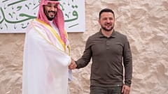 El príncipe heredero saudí Mohammed bin Salman saluda al presidente de Ucrania Volodímir Zelenski.