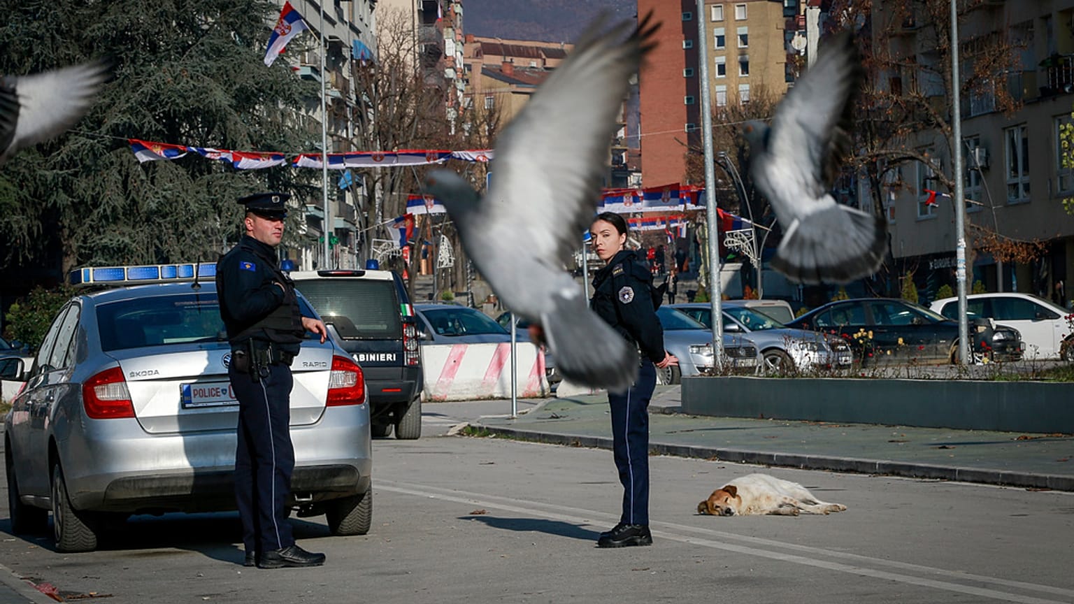 Etnik Sırpların yoğun yaşadığı Mitroviça kentinde görev yapan Kosova polisi