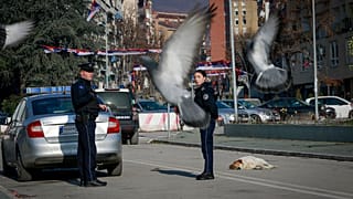 Etnik Sırpların yoğun yaşadığı Mitroviça kentinde görev yapan Kosova polisi
