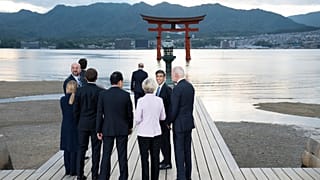 G7-Familienfoto am historischen Itsukushima Schrein in Hiroshima