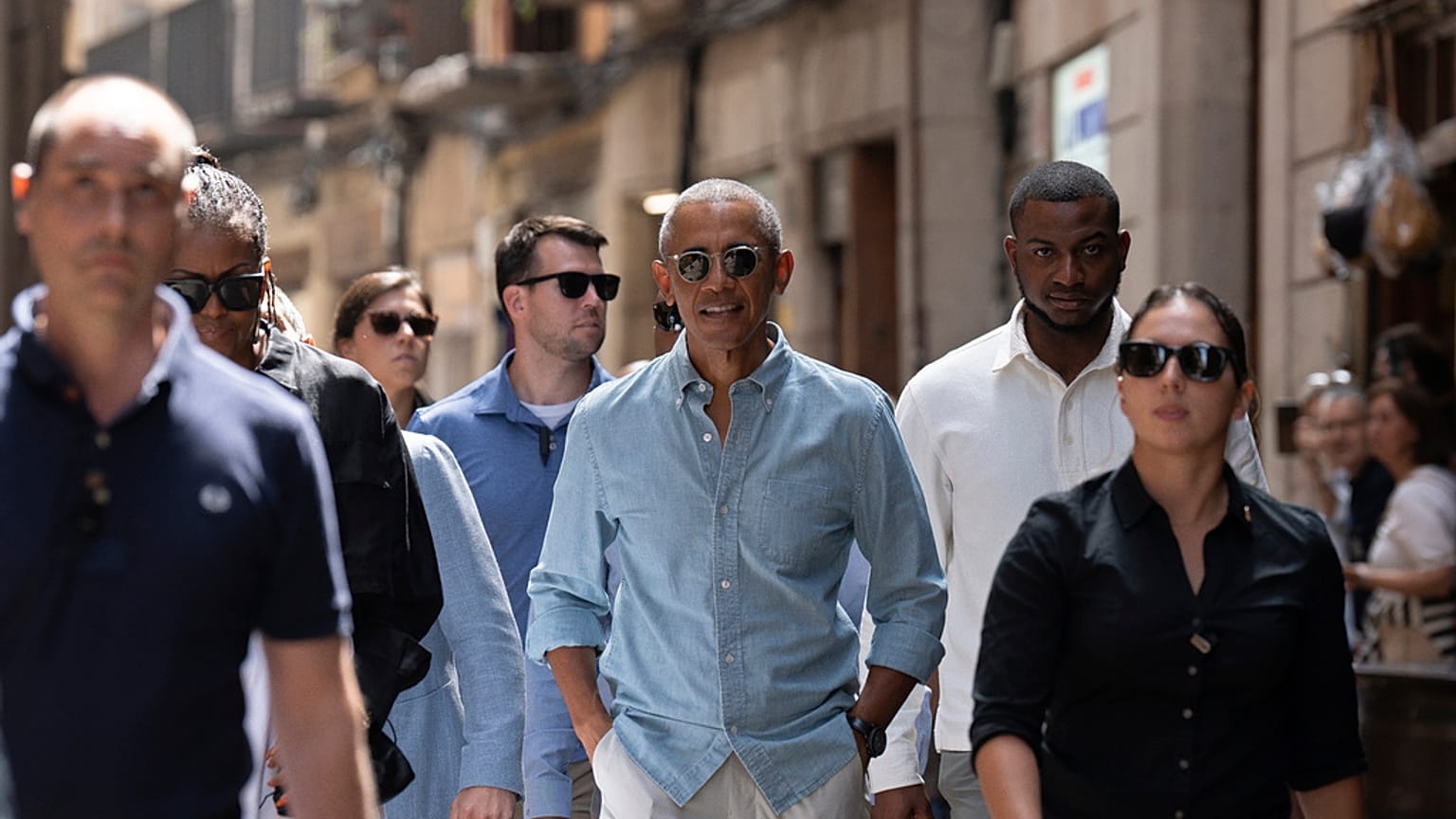 Eski ABD Başkanı Barack Obama (ortada) 