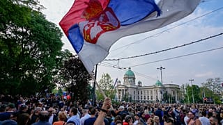 Tüntetők Belgrádban 2023.05.19-én.