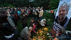 Gyertyagyújtás Kolozsváron a Kancsendzöngán eltűnt két hegymászó, Erőss Zsolt és Kiss Péter tiszteletére 2013. május 28-án 