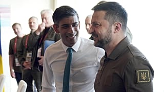 Le Premier ministre britannique Rishi Sunak et le président ukrainien Volodymyr Zelensky lors du sommet du G7 à Hiroshima, au Japon, le samedi 20 mai 2023.
