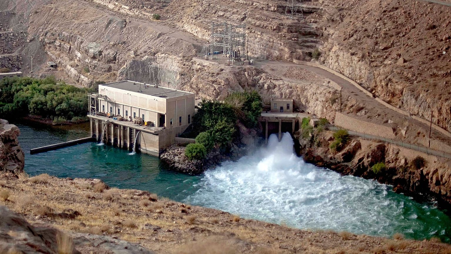 نمایی از تاسیسات سد کجکی در ولایت هلمند افغانستان به سال ۲۰۱۱ 
