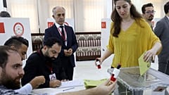 مواطنة تركية تعيش في الكويت تدلي بصوتها في الجولة الثانية من الانتخابات الرئاسية التركية> 2023/05/20