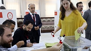 مواطنة تركية تعيش في الكويت تدلي بصوتها في الجولة الثانية من الانتخابات الرئاسية التركية> 2023/05/20