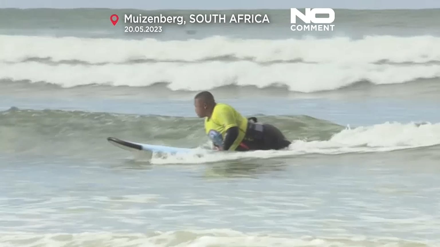 Raemondo Lessing surfeando en una playa de arena de Ciudad del Cabo (Sudáfrica). 