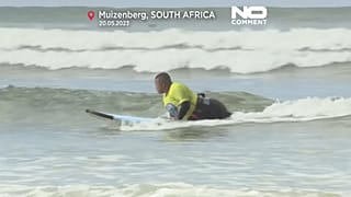 Raemondo Lessing surfeando en una playa de arena de Ciudad del Cabo (Sudáfrica).