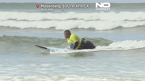 Raemondo Lessing surfeando en una playa de arena de Ciudad del Cabo (Sudáfrica). 