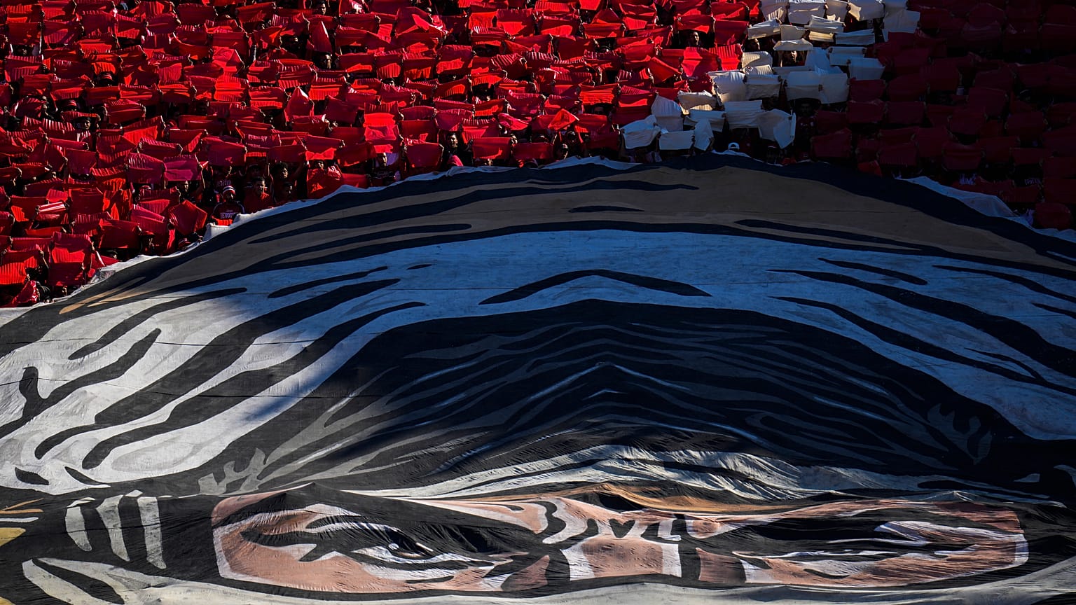 مشجعو الوداد يهتفون في المدرج خلال مباراة كرة القدم في الدور الثاني لكأس العالم للأندية بين الوداد الرياضي والهلال في الرباط، المغرب. 2023/02/04