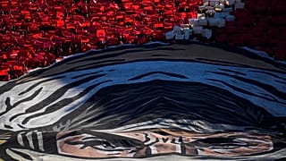 مشجعو الوداد يهتفون في المدرج خلال مباراة كرة القدم في الدور الثاني لكأس العالم للأندية بين الوداد الرياضي والهلال في الرباط، المغرب. 2023/02/04