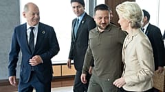 Au sommet du G7, Volodymyr Zelensky (au centre) remercie ses alliés, le 20 mai 2023, à Hiroshima, au Japon. 