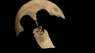 قبلة الزوجين أثناء مشاهدة ارتفاع البدر قرب نقطة مراقبة في متحف الحرب العالمية الأولى في مدينة كانساس سيتي الامريكية. 2019/11/10