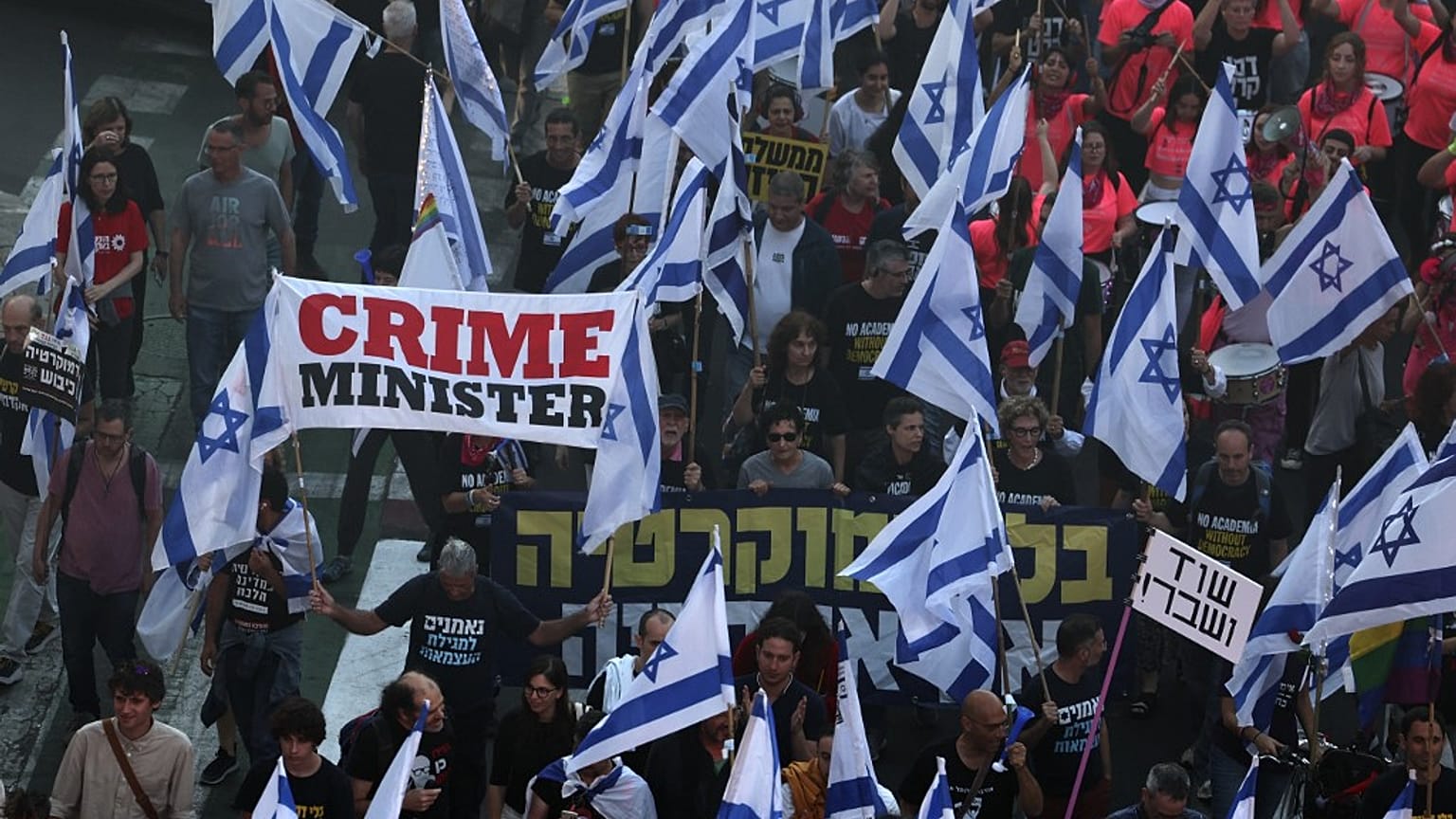 Proteste contro la riforma del sistema giudiziario in Israele. Sugli striscioni dei manifestanti, il "Prime minister" Netanyahu diventa un "Crime minister"