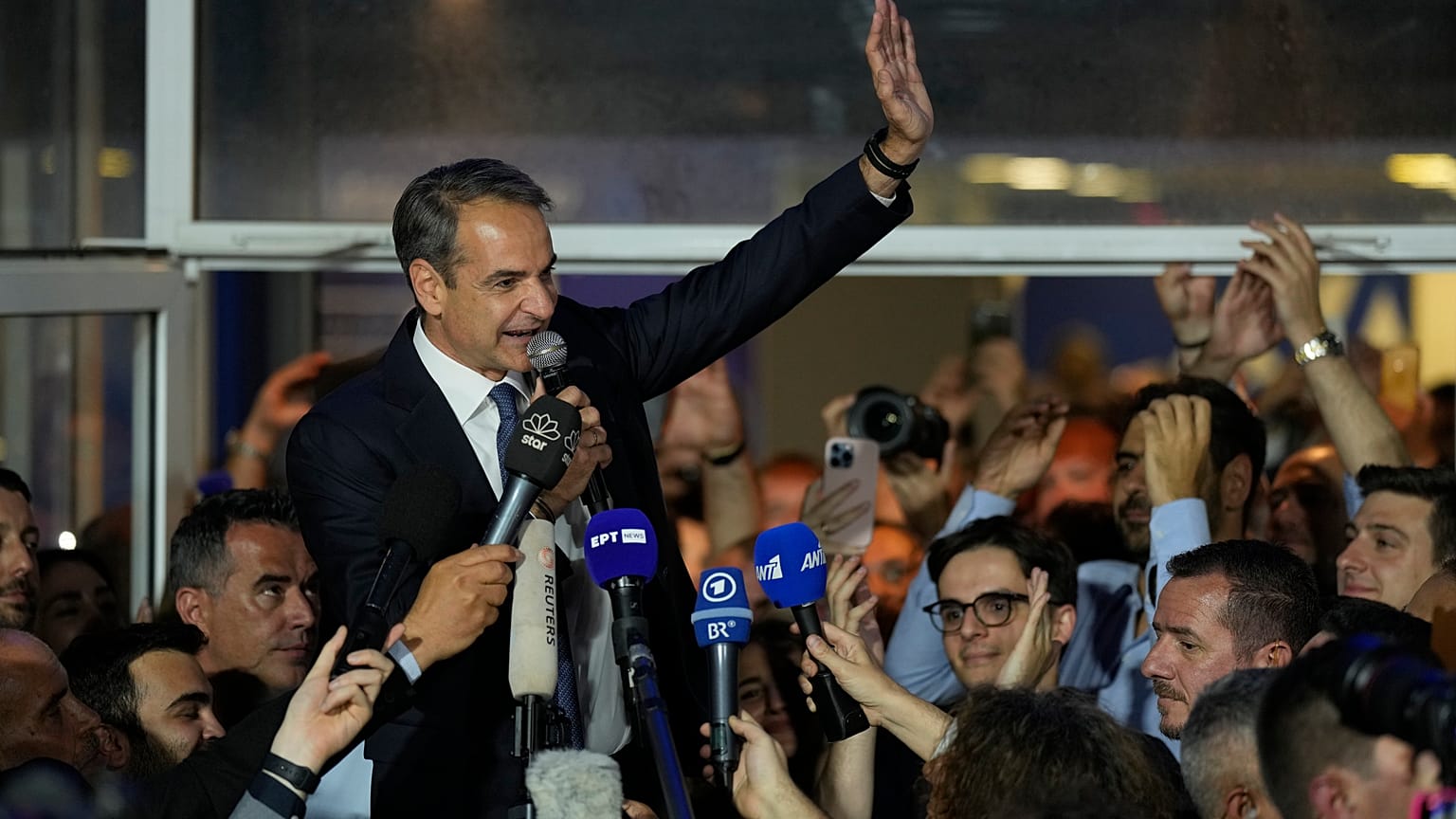 El primer ministro de Grecia, Kyriakos Mitsotakis, celebra la victoria de su partido Nueva Democracia en las elecciones del 21 de mayo de 2023.