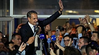 El primer ministro de Grecia, Kyriakos Mitsotakis, celebra la victoria de su partido Nueva Democracia en las elecciones del 21 de mayo de 2023.