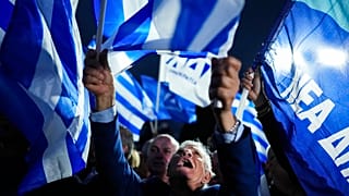 Nea Dimokratia-Anhänger vor dem Sitz der Partei in Athen