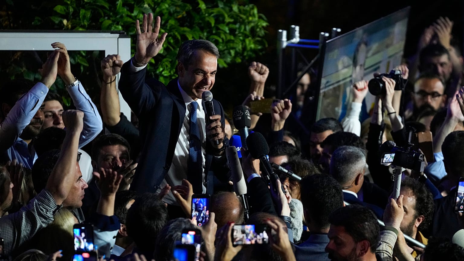Eleitores votam numa assembleia de voto em Atenas, Grécia, domingo, 21 de Maio de 2023