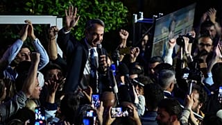 Eleitores votam numa assembleia de voto em Atenas, Grécia, domingo, 21 de Maio de 2023