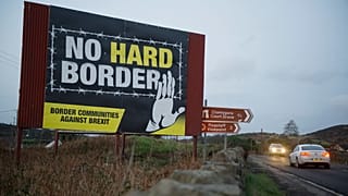  a Nagy-Britannia és Észak-Írország közötti határellenőrzés ellen tiltakozó óriásplakát az észak-írországi Newry közelében 