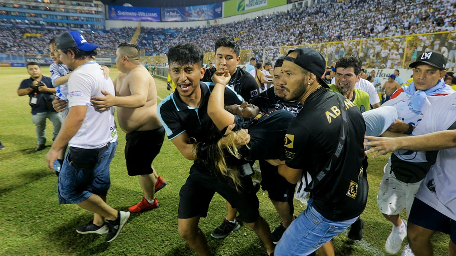 Egy súlyos sérültet társai juttatnak ki a stadionból