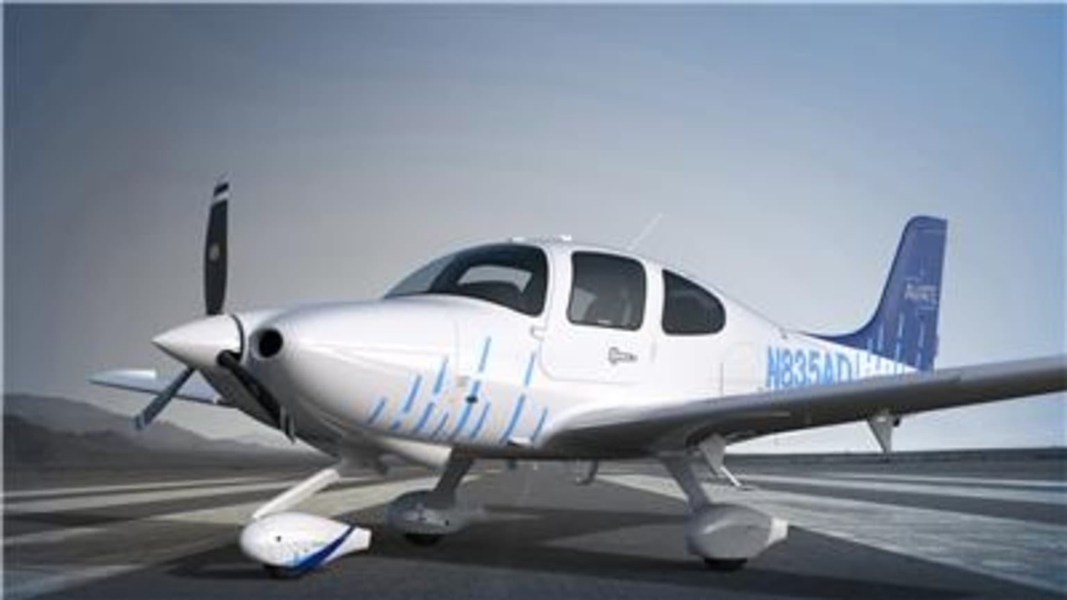 Cirrus típusú repülőgép - a kép illusztráció! 