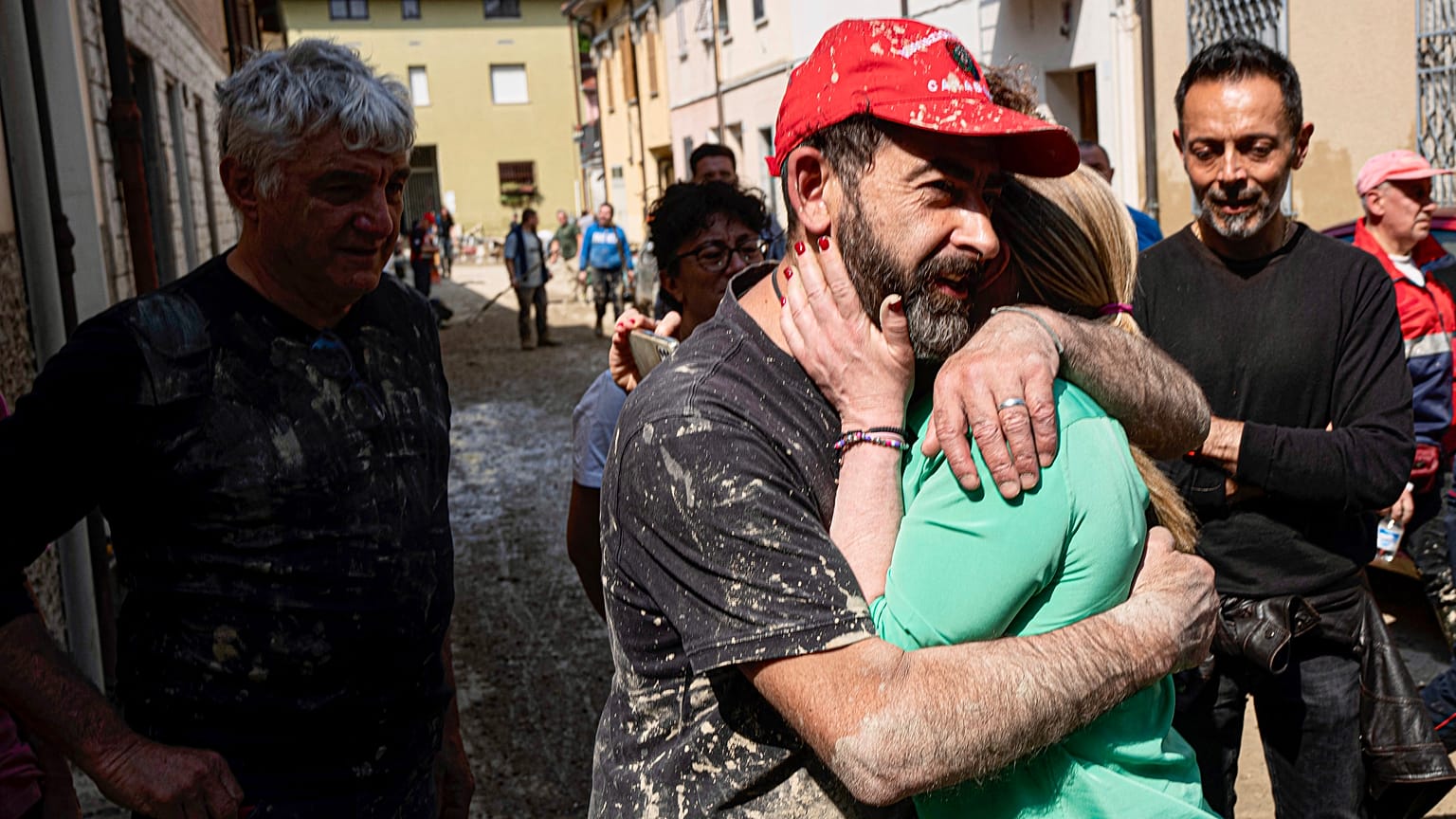 Η Τζιόρτζια Μελόνι αγκαλιάζει έναν από τους εθελοντές στις πληγείσες ζώνες της Ιταλίας