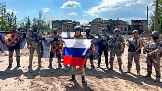 Rusia afirma controlar la ciudad ucraniana de Bajmut. Ucrania lo desmiente.