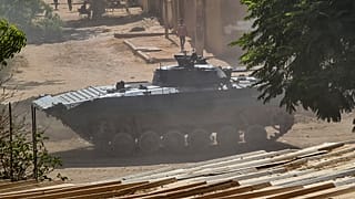 Blindado do Exército sudanês a sul de Cartum