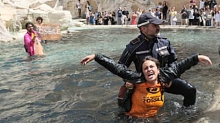 Activistas del grupo ecológista 'última Generación' tiñen la fontana DI Trevi, como protesta por las inundaciones en Italia.