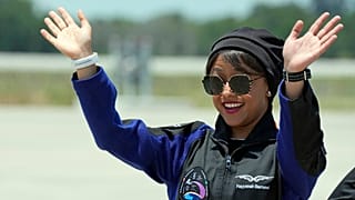 Rayyanah Barnawi szaúd-arábiai űrhajósnő a floridai Cape Canaveralban lévő Kennedy Űrközpontban a 2023. május 21-én,