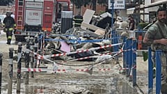 Tűzoltók segítenek eltakarítani a törmeléket és a sarat az olaszországi Forliban 2023. május 21-én