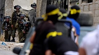 صورة أرشيفية لجنود إسرائيليين في مواجهة متظاهرين فلسطينيين