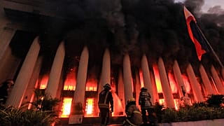 Bomberos apagan las llamas que se propagaron en el edificio de la Oficina Central de Correos de Manila, en Filipinas