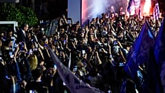 Υποστηρικτές της ΝΔ πανηγυρίζουν τη νίκη του κόμματός τους στις βουλευτικές εκλογές 2023