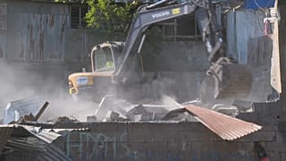 Les pelleteuses sont entrées en action à Mayotte pour démolir les cases en tôle de Talus 2, l'un des plus importants bidonvilles de l'île, le 22 mai 2023.