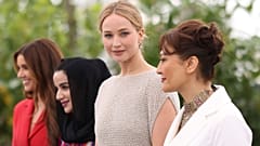 از چپ جاستین سیاروکی تهیه‌کننده، زهرا، جنیفر لارنس تهیه‌کننده و صحرا مانی کارگردان در فراخوان عکس فیلم «نان و گل سرخ»، ۲۱ مه ۲۰۲۳