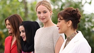 از چپ جاستین سیاروکی تهیه‌کننده، زهرا، جنیفر لارنس تهیه‌کننده و صحرا مانی کارگردان در فراخوان عکس فیلم «نان و گل سرخ»، ۲۱ مه ۲۰۲۳