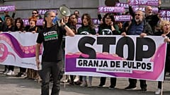 Manifestantes defensores de los derechos de los animales se concentraron el domingo delante del ministerio de Agricultura de Madrid