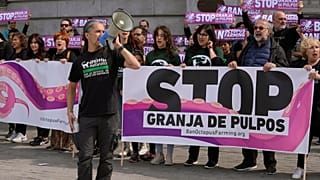 Manifestantes defensores de los derechos de los animales se concentraron el domingo delante del ministerio de Agricultura de Madrid