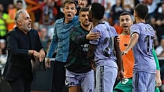 فينيسيوس جونيور أثناء مغادرته بعد أن طرده الحكم من الملعب خلال مباراة بين فالنسيا وريال مدريد على ملعب ميستايا في فالنسيا، إسبانيا.