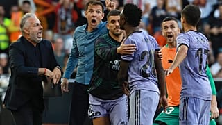 فينيسيوس جونيور أثناء مغادرته بعد أن طرده الحكم من الملعب خلال مباراة بين فالنسيا وريال مدريد على ملعب ميستايا في فالنسيا، إسبانيا.