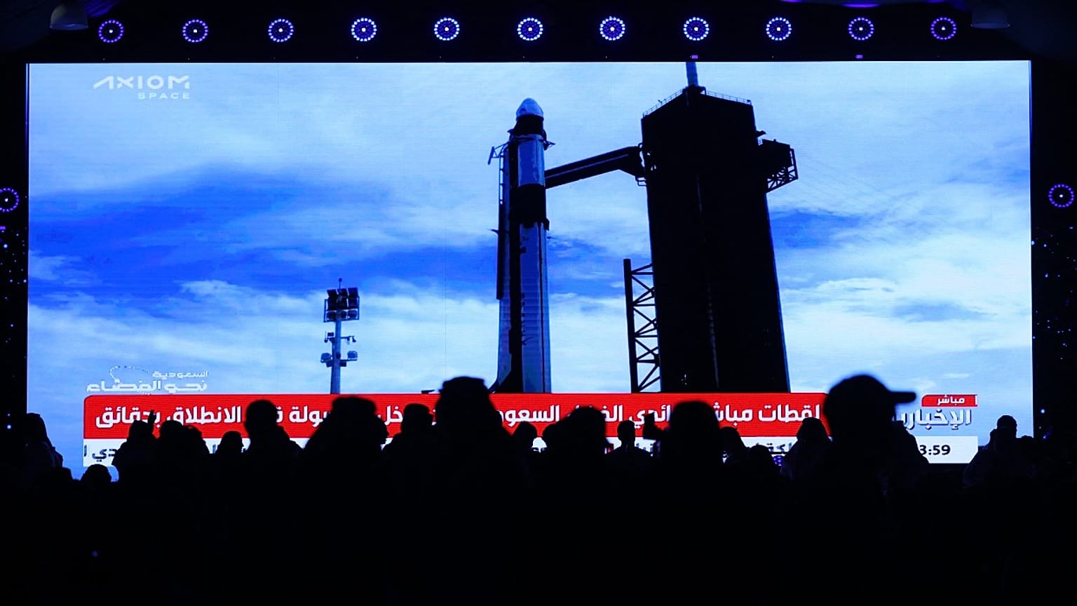متابعون سعوديون يشاهدون إقلاع صاروخ "فالكون 9" إلى الفضاء من الرياض، المملكة السعودية. 