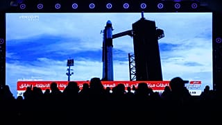 متابعون سعوديون يشاهدون إقلاع صاروخ "فالكون 9" إلى الفضاء من الرياض، المملكة السعودية.