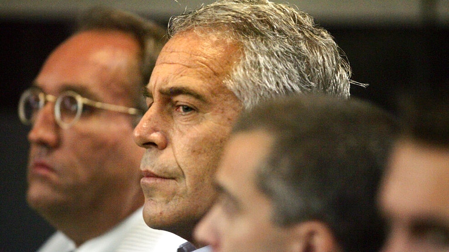 Jeffrey Epstein (középen) egy floridai bíróságon 2008. július 30-án – képünk illusztráció