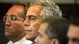 Jeffrey Epstein (középen) egy floridai bíróságon 2008. július 30-án – képünk illusztráció