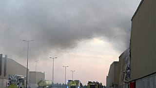 صورة من الارشيف-سيارات إطفاء إماراتية تصل لإخماد حريق في جبل علي بدبي، 18 يناير 2017.