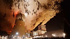 Облака дыма над крупнейшей в Европе буроугольной электростанцией в Белхатуве, центральная Польша. 